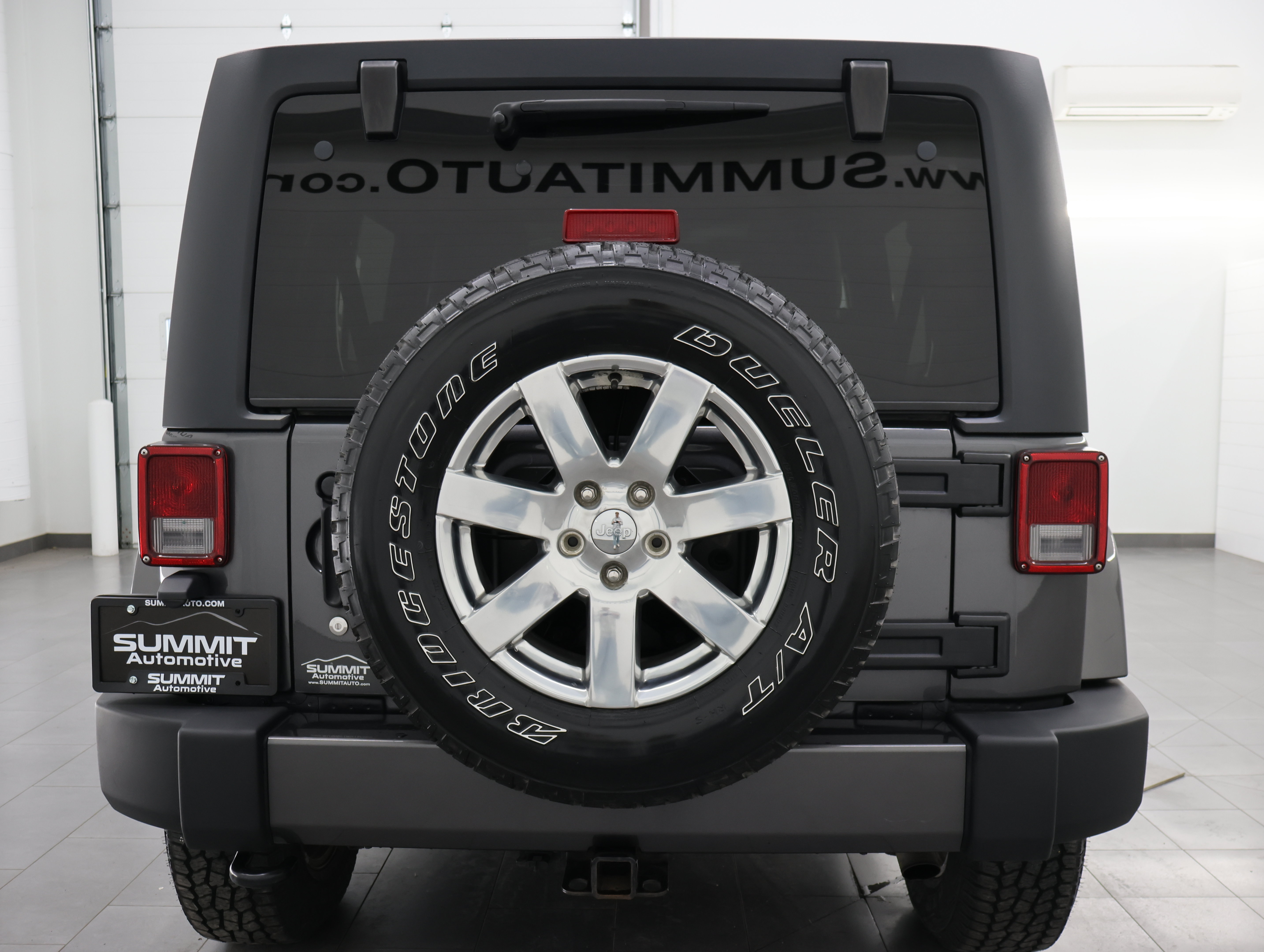 Used 2017 Jeep Wrangler Unlimited Sahara w/ Connectivity Group AWD/4WD image 25