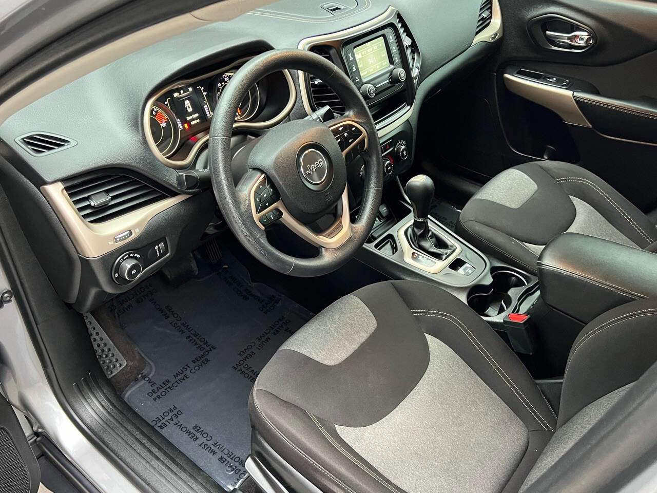 Used 2018 Jeep Cherokee Latitude FWD image 13