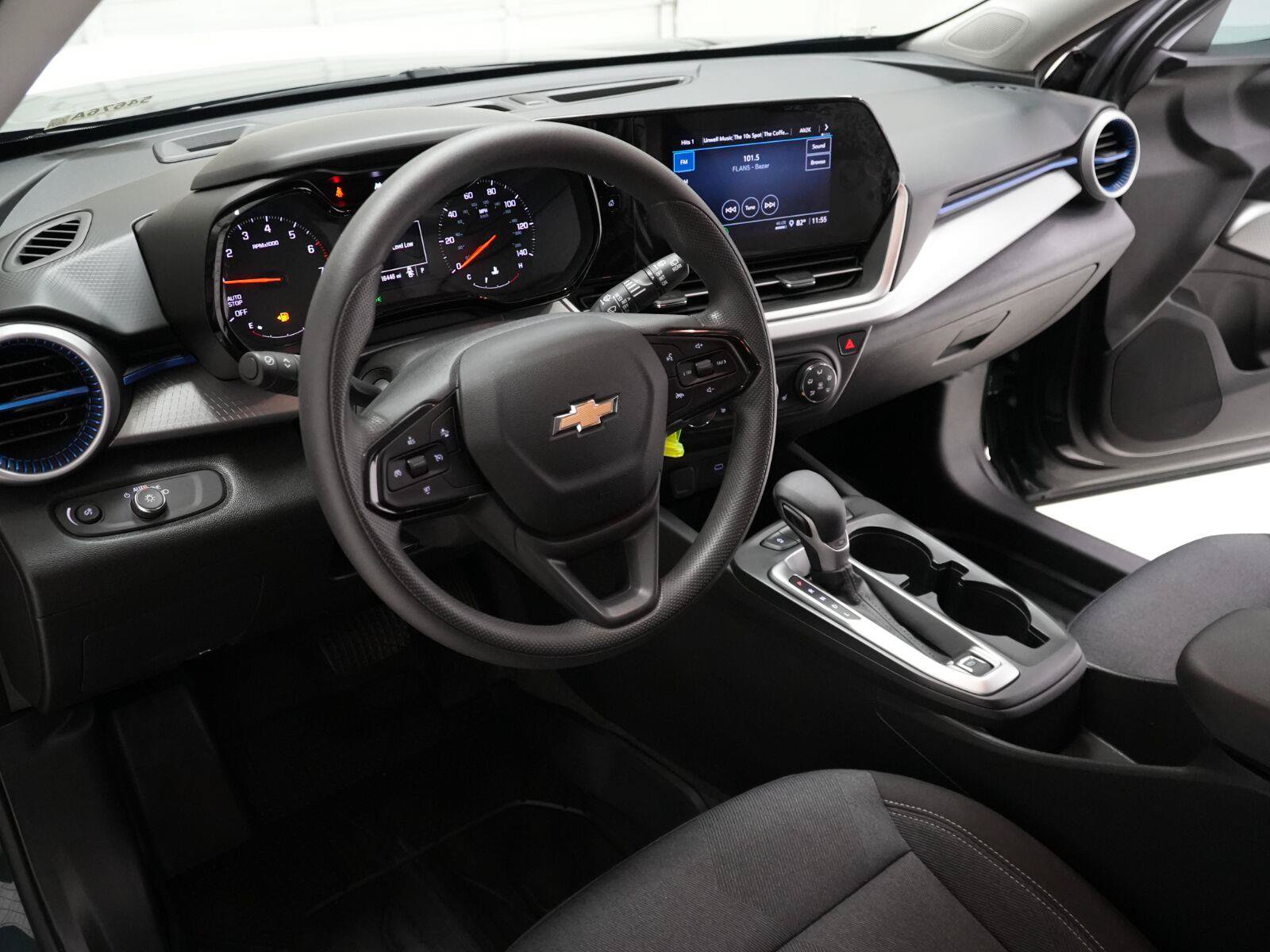 Used 2025 Chevrolet Trax LS w/ LS Convenience Package FWD image 7