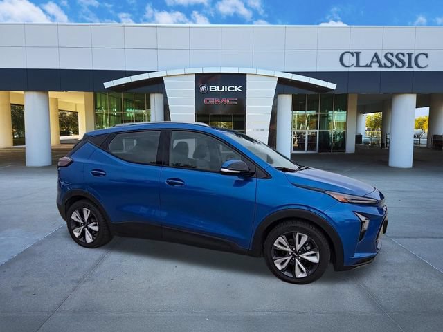Used 2022 Chevrolet Bolt EUV LT w/ Convenience Package FWD image 2