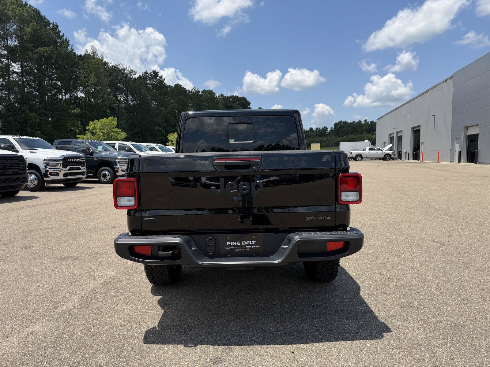 Used 2026 Jeep Gladiator Sport AWD/4WD image 5