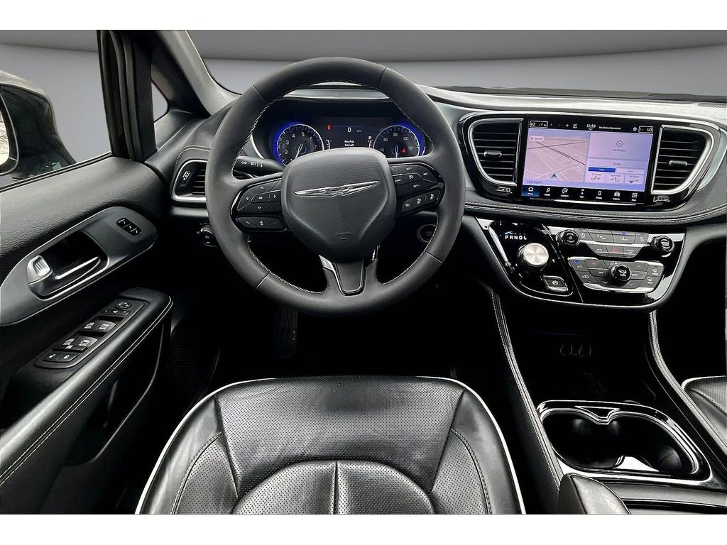 Used 2025 Chrysler Pacifica Limited image 6
