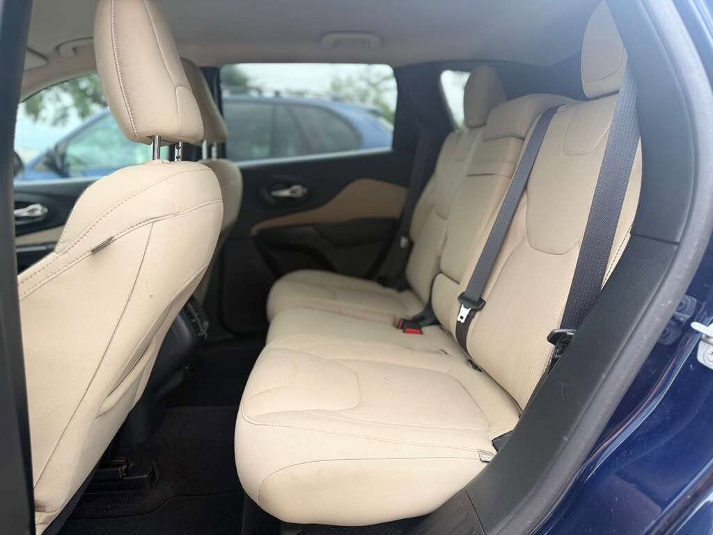 Used 2016 Jeep Cherokee Latitude FWD image 14