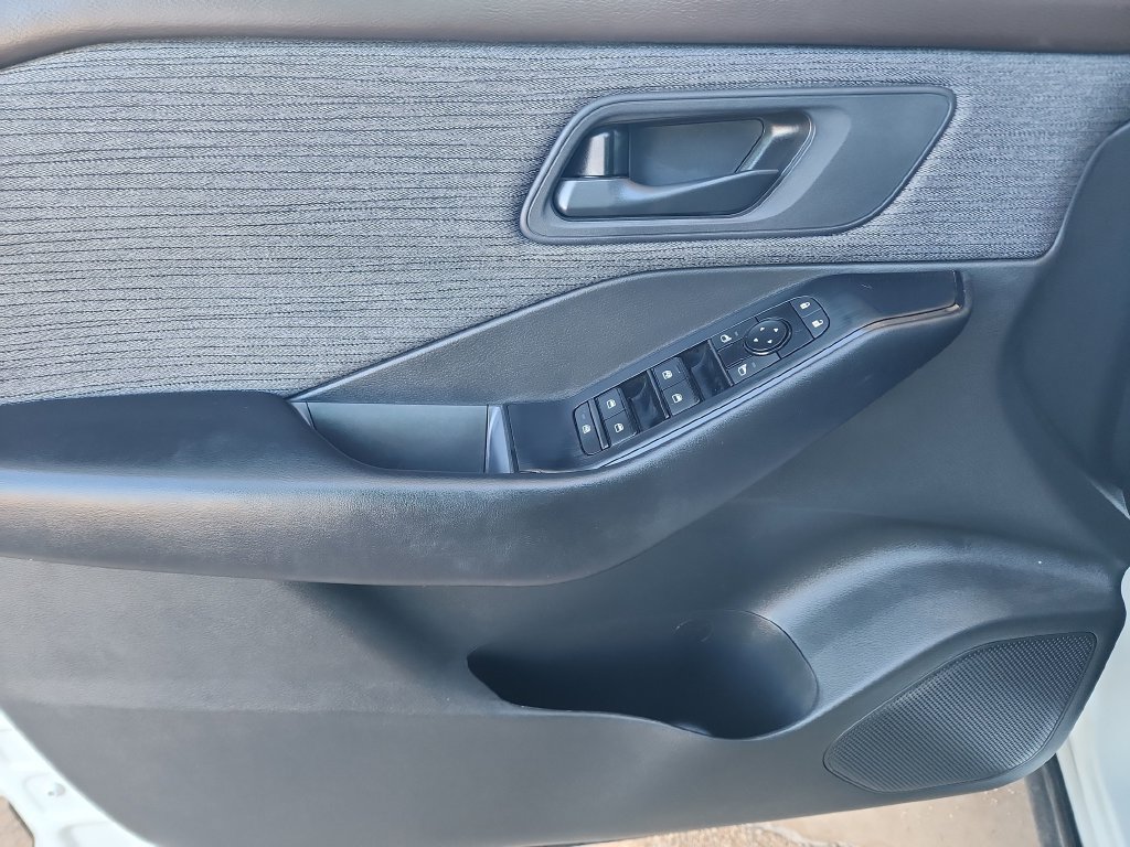 Used 2023 Nissan Rogue S FWD image 11