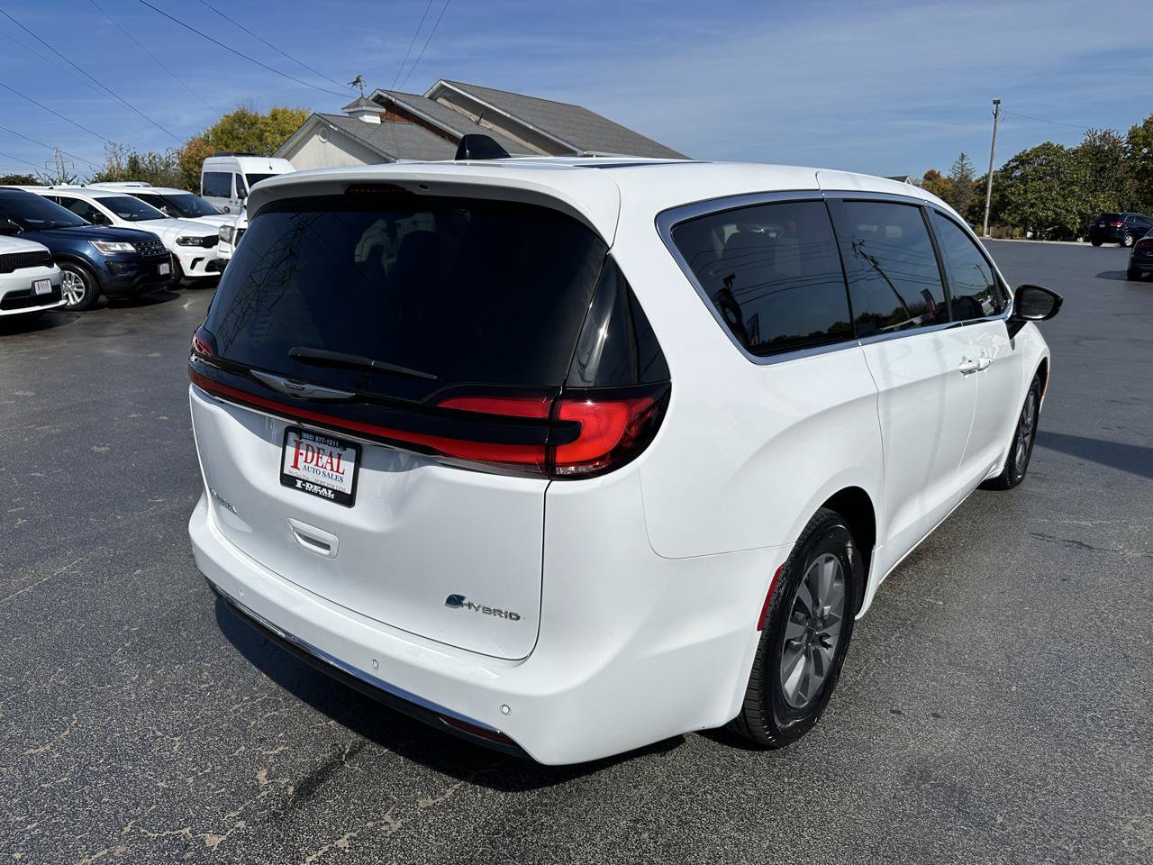 Used 2024 Chrysler Pacifica Limited FWD image 4