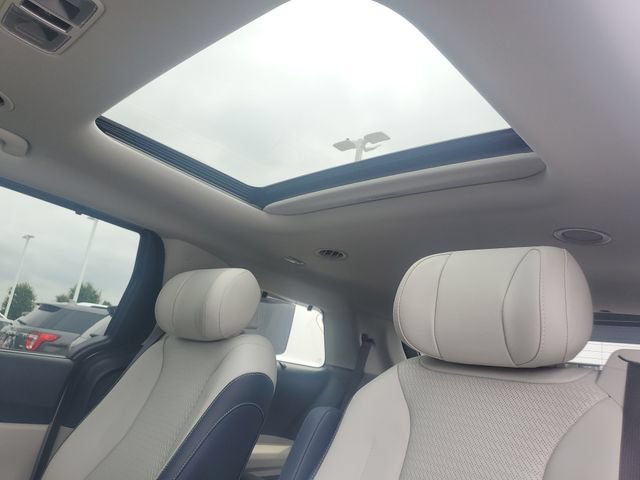 Certified 2025 Kia Carnival SX Prestige FWD image 13