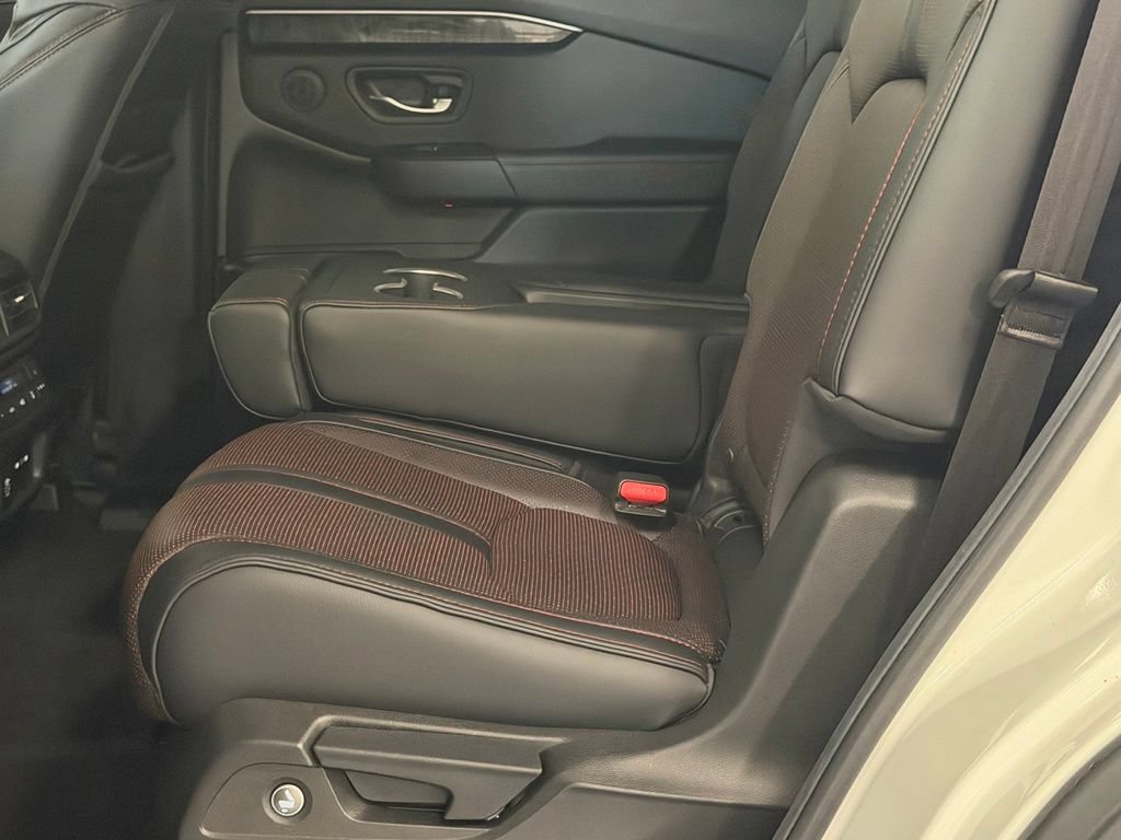 Used 2025 Honda Pilot Black Edition image 23