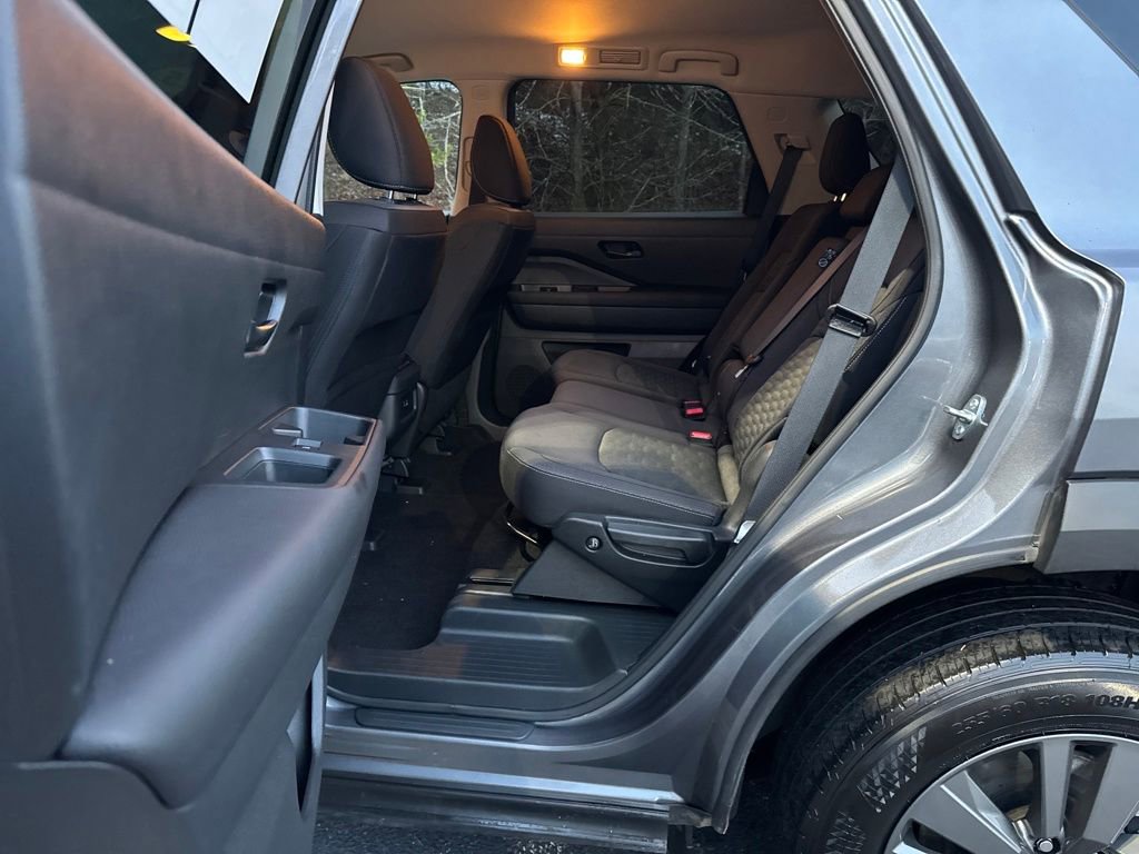 Used 2025 Nissan Pathfinder SV image 31