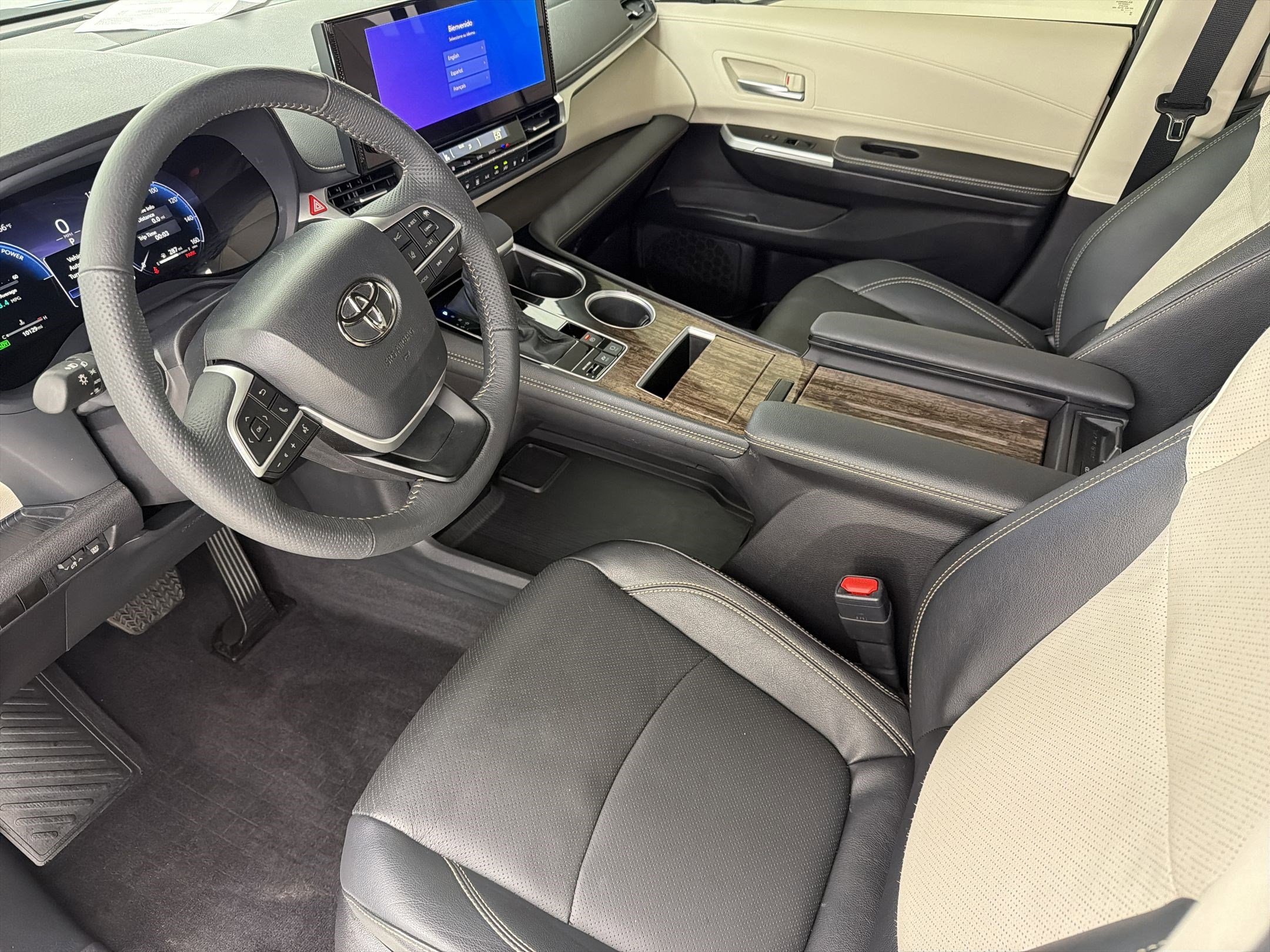 Used 2025 Toyota Sienna Limited image 4