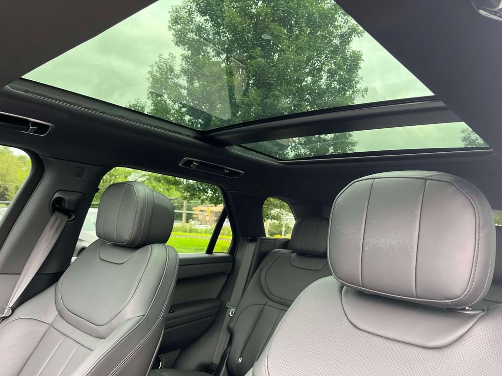 Used 2025 Land Rover Range Rover Sport SE AWD/4WD image 10
