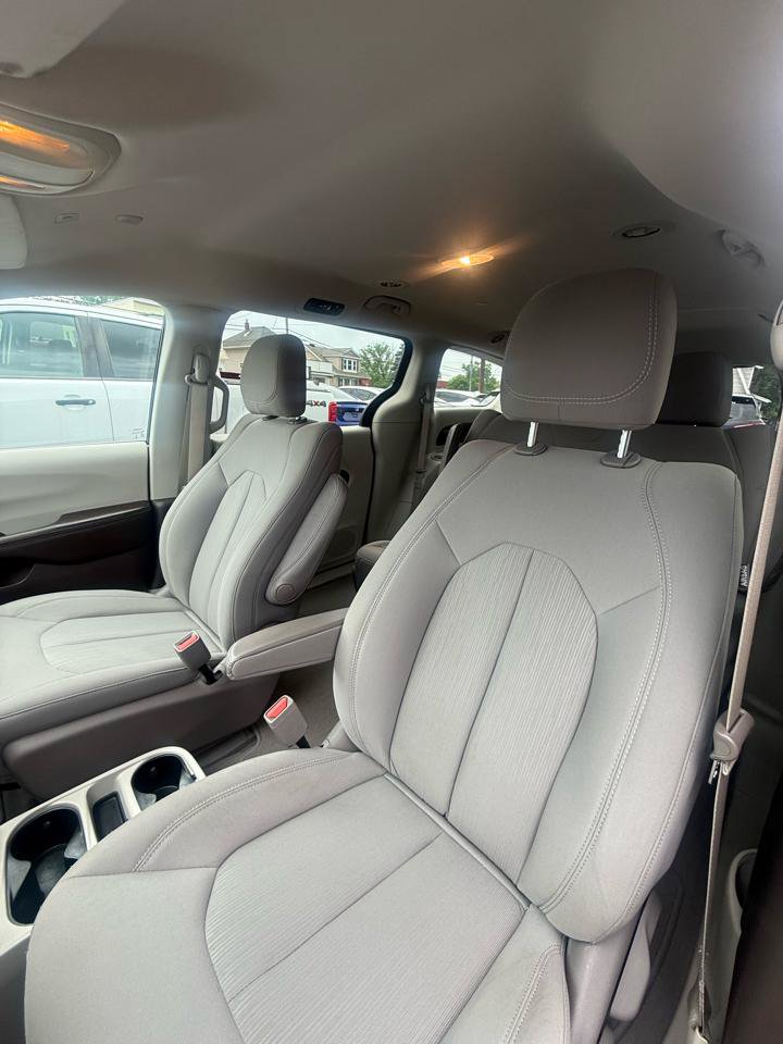 Used 2018 Chrysler Pacifica L FWD image 15