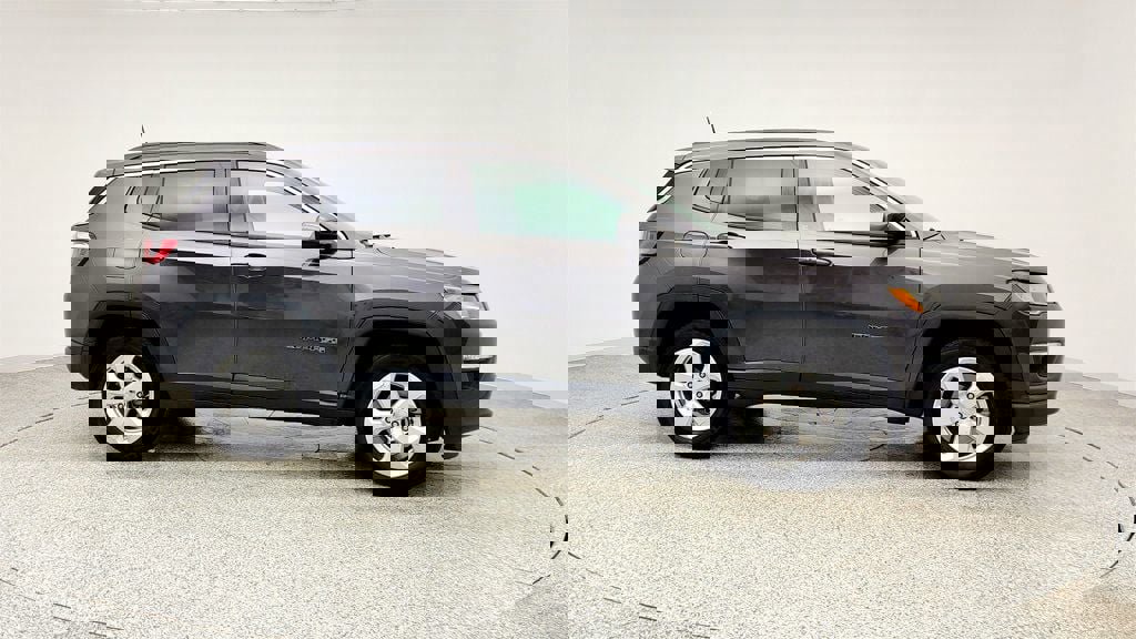 Used 2020 Jeep Compass Latitude image 4