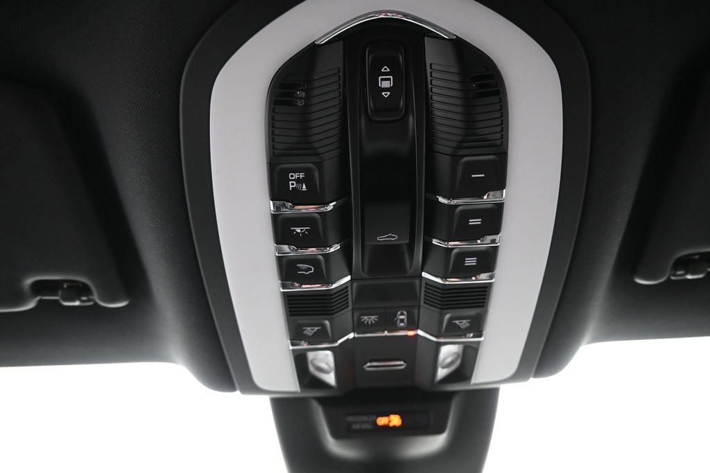 Used 2024 Porsche Macan Turbo AWD/4WD image 39