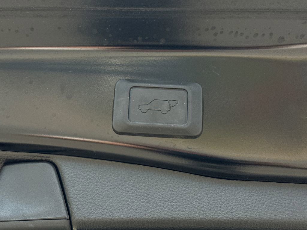 Used 2022 Toyota RAV4 XLE Premium image 7