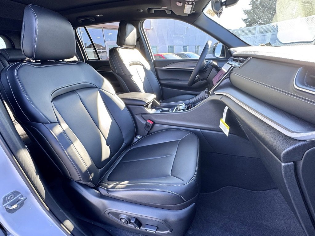 New 2025 Jeep Grand Cherokee Limited w/ Black Appearance Package image 19
