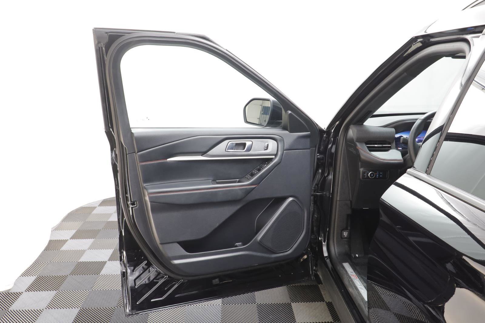 Used 2025 Ford Explorer ST-Line w/ ST-Line Street Pack image 5