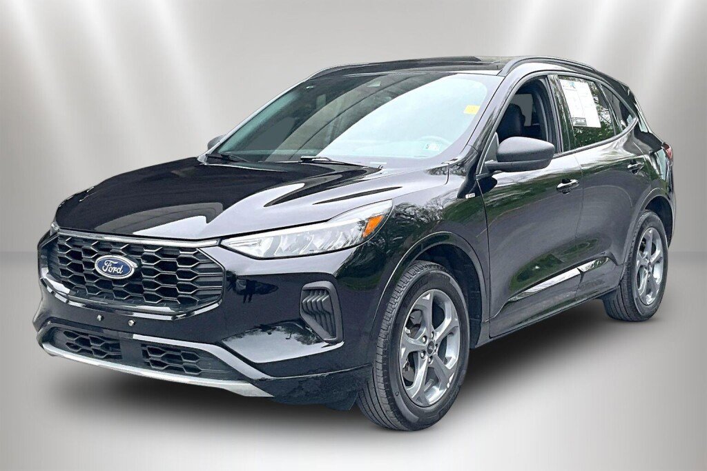 Used 2023 Ford Escape ST-Line w/ Tech Pack #1 AWD/4WD image 3