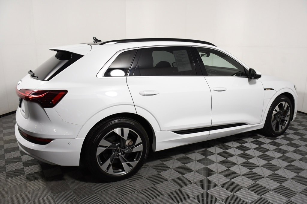 Used 2021 Audi e-tron Prestige w/ Prestige Package image 7