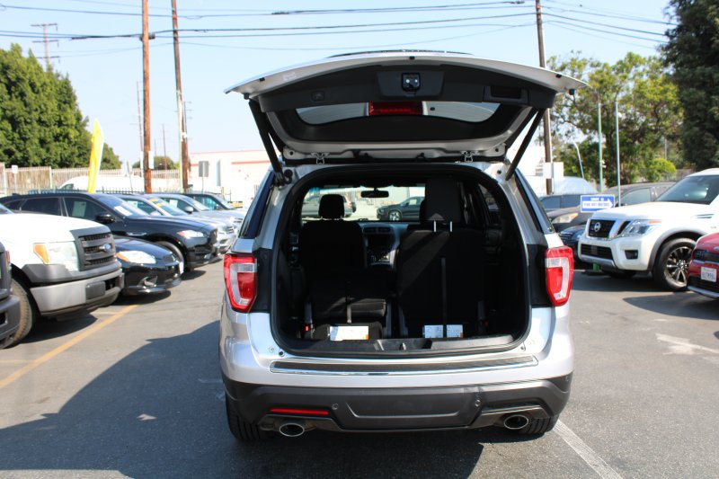 Used 2018 Ford Explorer XLT w/ Equipment Group 201A AWD/4WD image 8