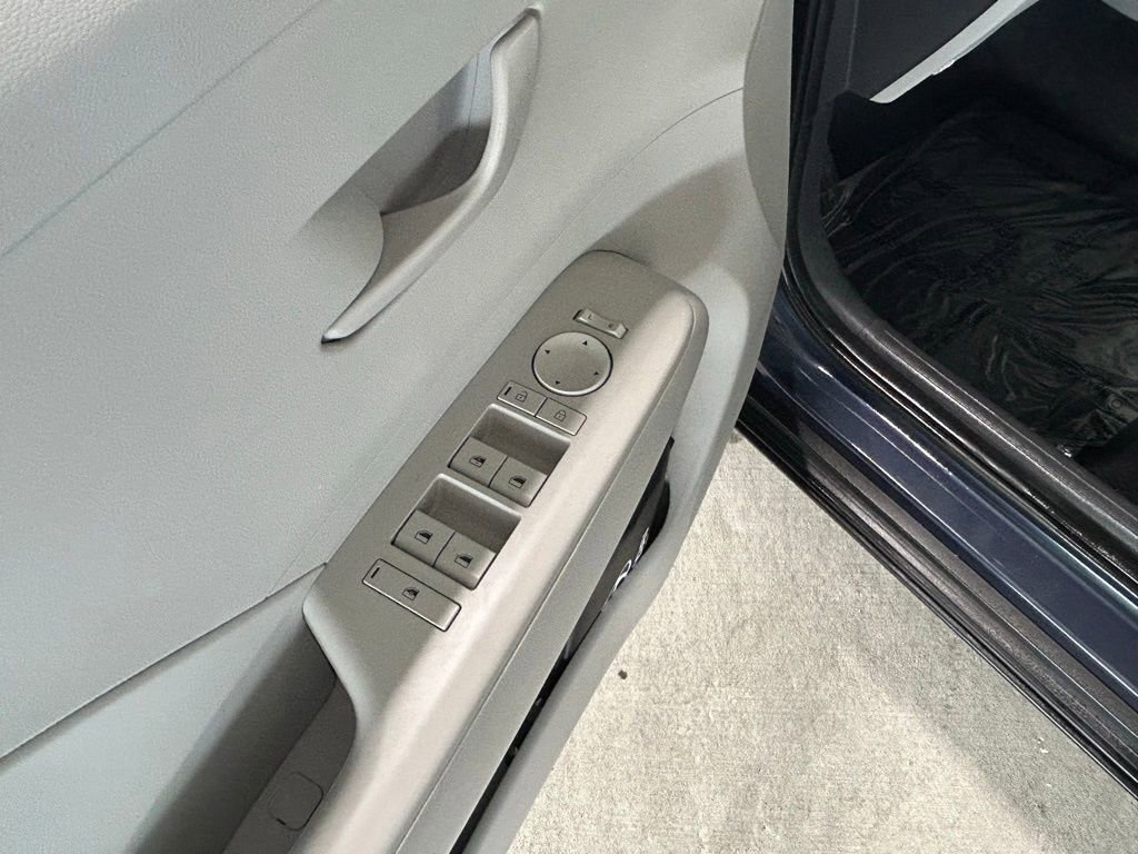 Used 2024 Hyundai Kona SE image 18