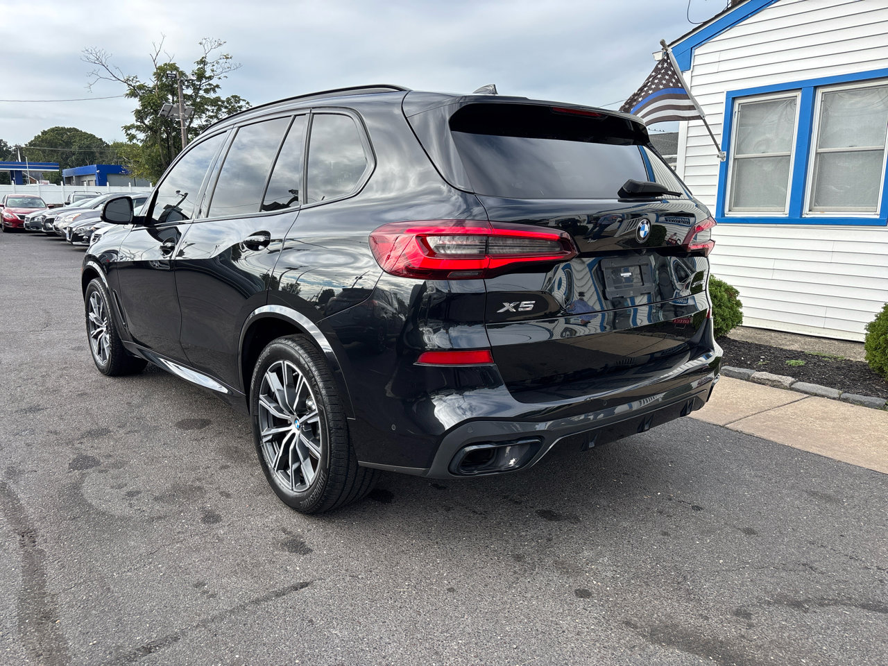 Used 2022 BMW X5 xDrive40i w/ M Sport Package image 3
