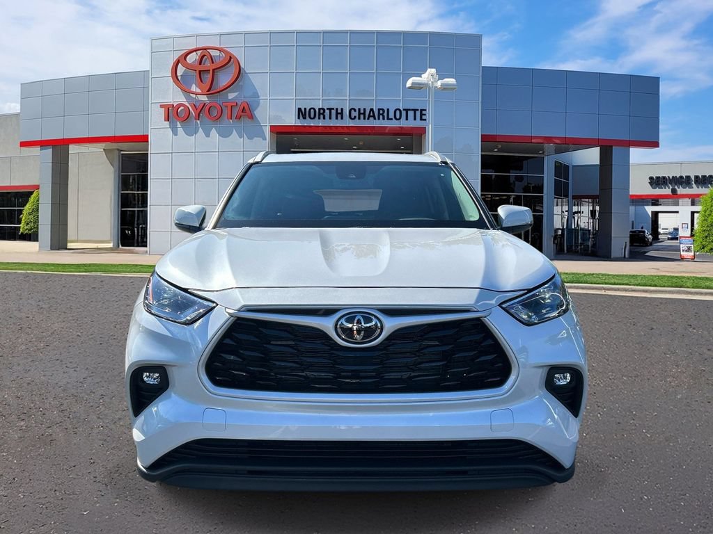 Used 2026 Toyota Highlander XLE AWD/4WD image 3