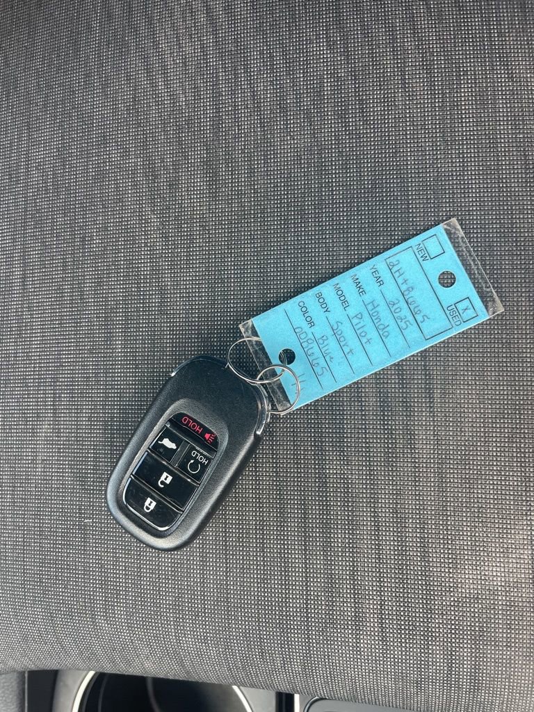 Used 2025 Honda Pilot Sport image 32