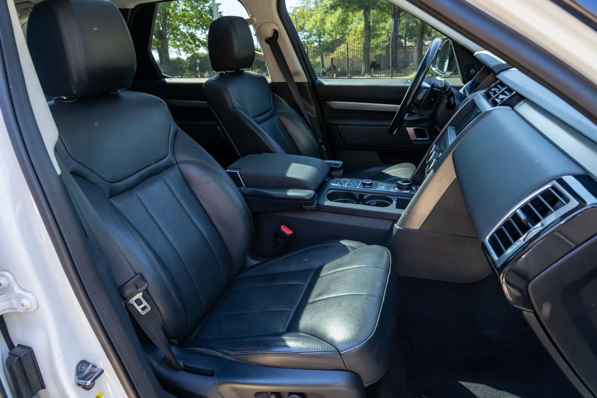 Used 2020 Land Rover Discovery Landmark AWD/4WD image 17