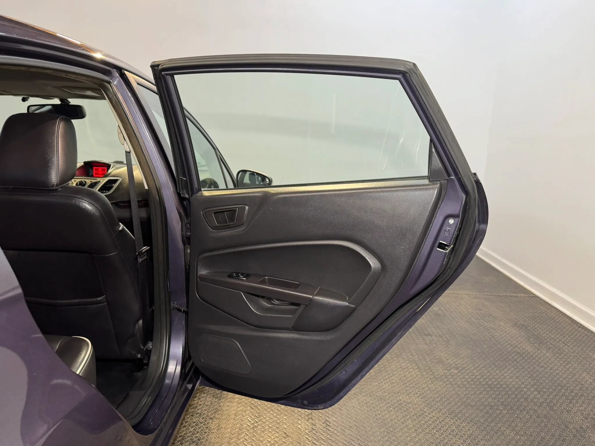 Used 2012 Ford Fiesta SES FWD image 26