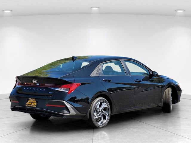 Certified 2025 Hyundai Elantra SEL image 3
