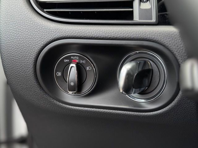 Certified 2025 Porsche Macan Turbo image 17