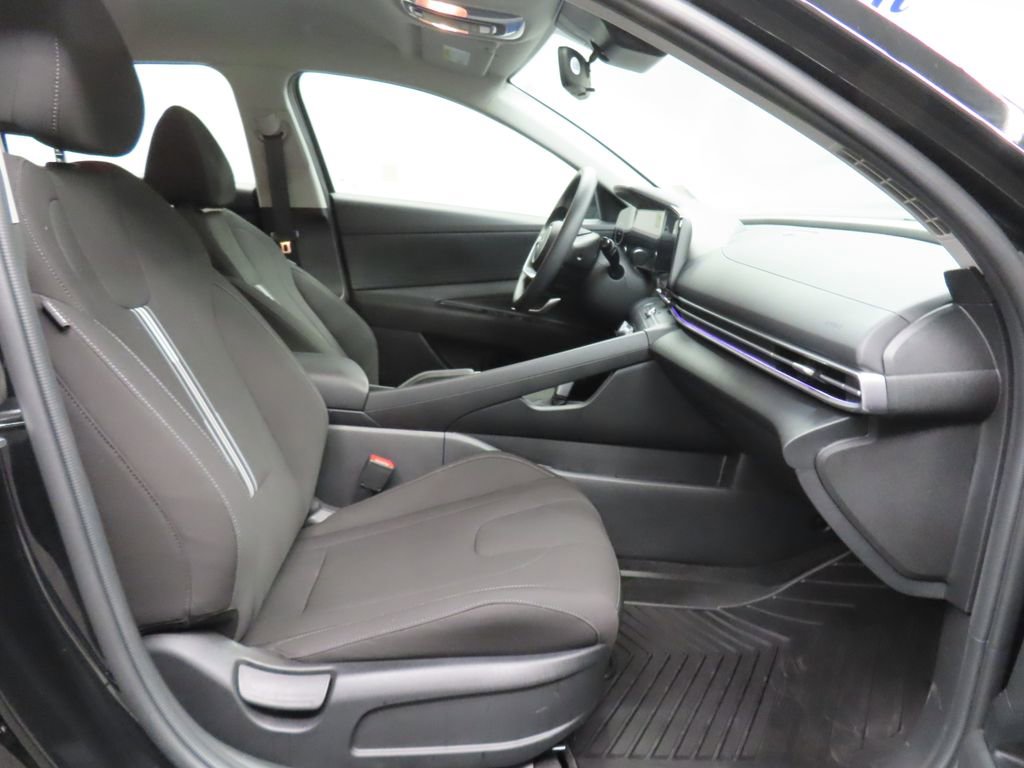 Used 2024 Hyundai Elantra SEL image 28