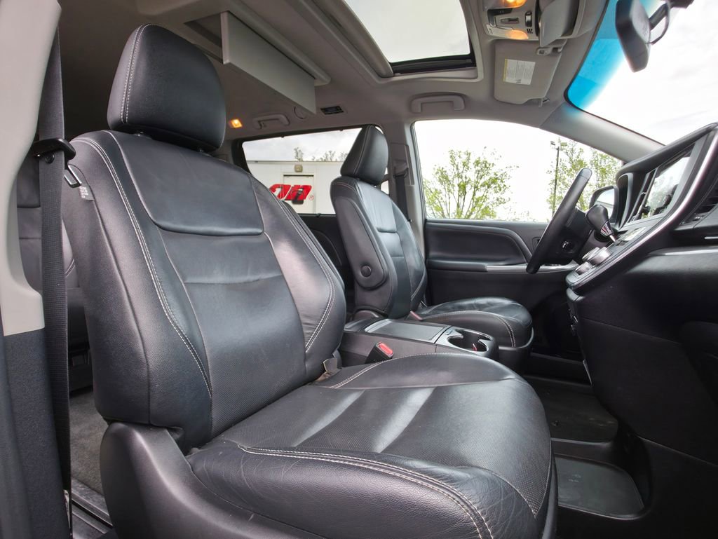 Used 2017 Toyota Sienna SE Premium image 22