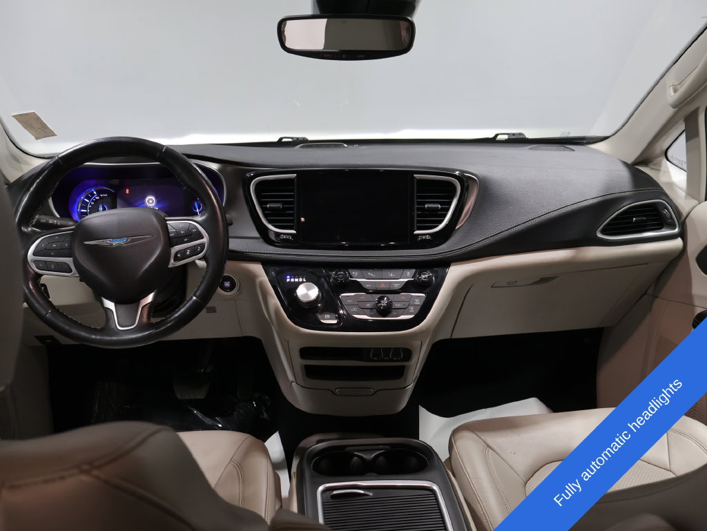 Used 2021 Chrysler Pacifica Touring-L FWD image 3