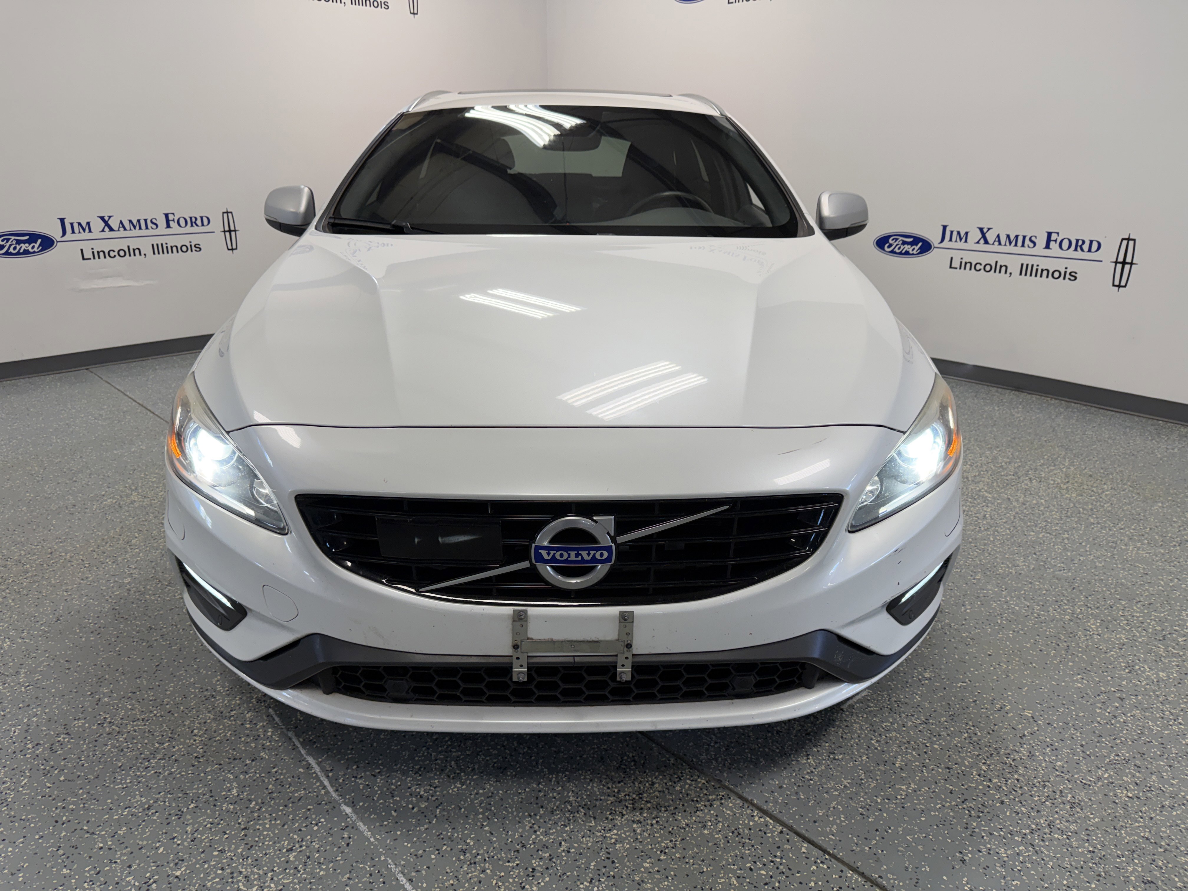 Used 2017 Volvo V60 T6 R-Design Platinum w/ Climate Package image 2