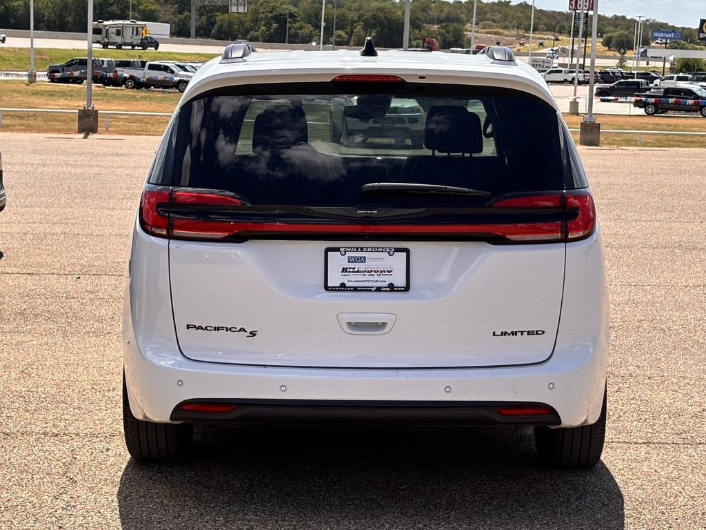 Used 2025 Chrysler Pacifica Limited FWD image 6