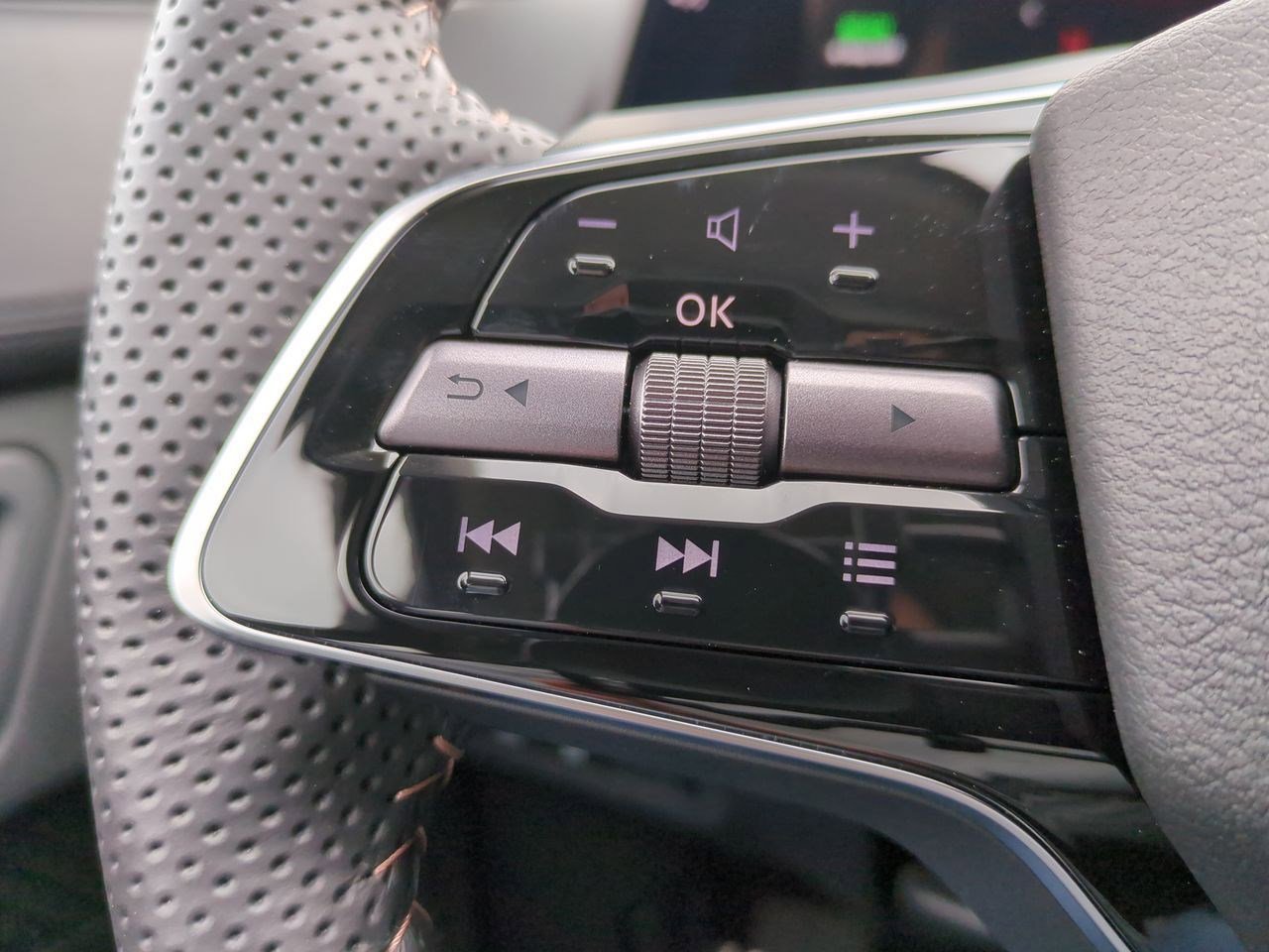 New 2024 Nissan Ariya AWD image 17