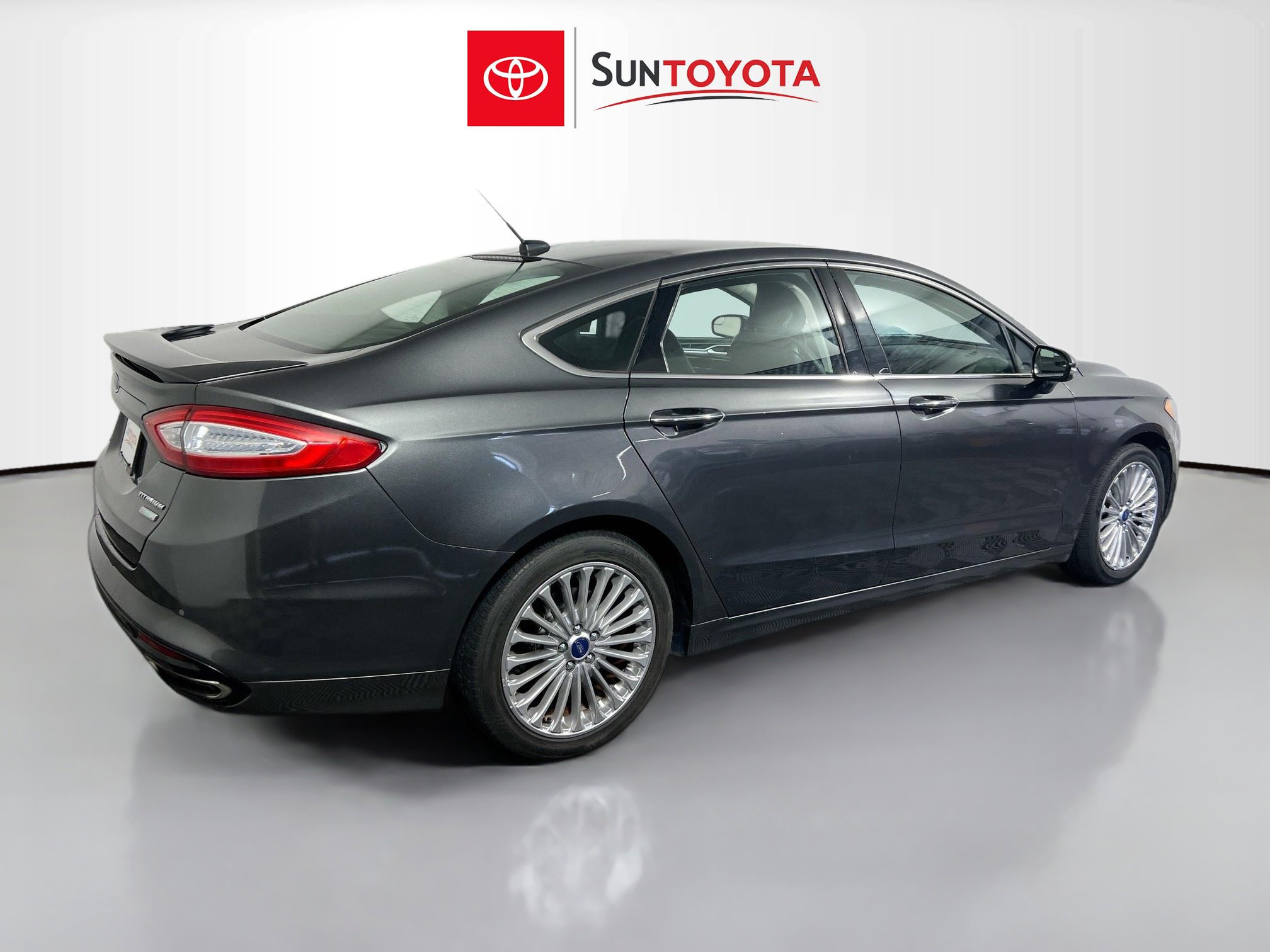 Used 2016 Ford Fusion Titanium FWD image 4