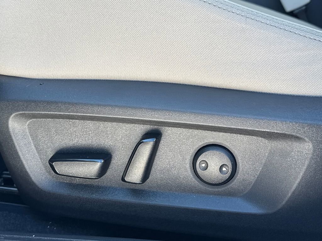 Used 2023 Nissan Rogue SV image 32