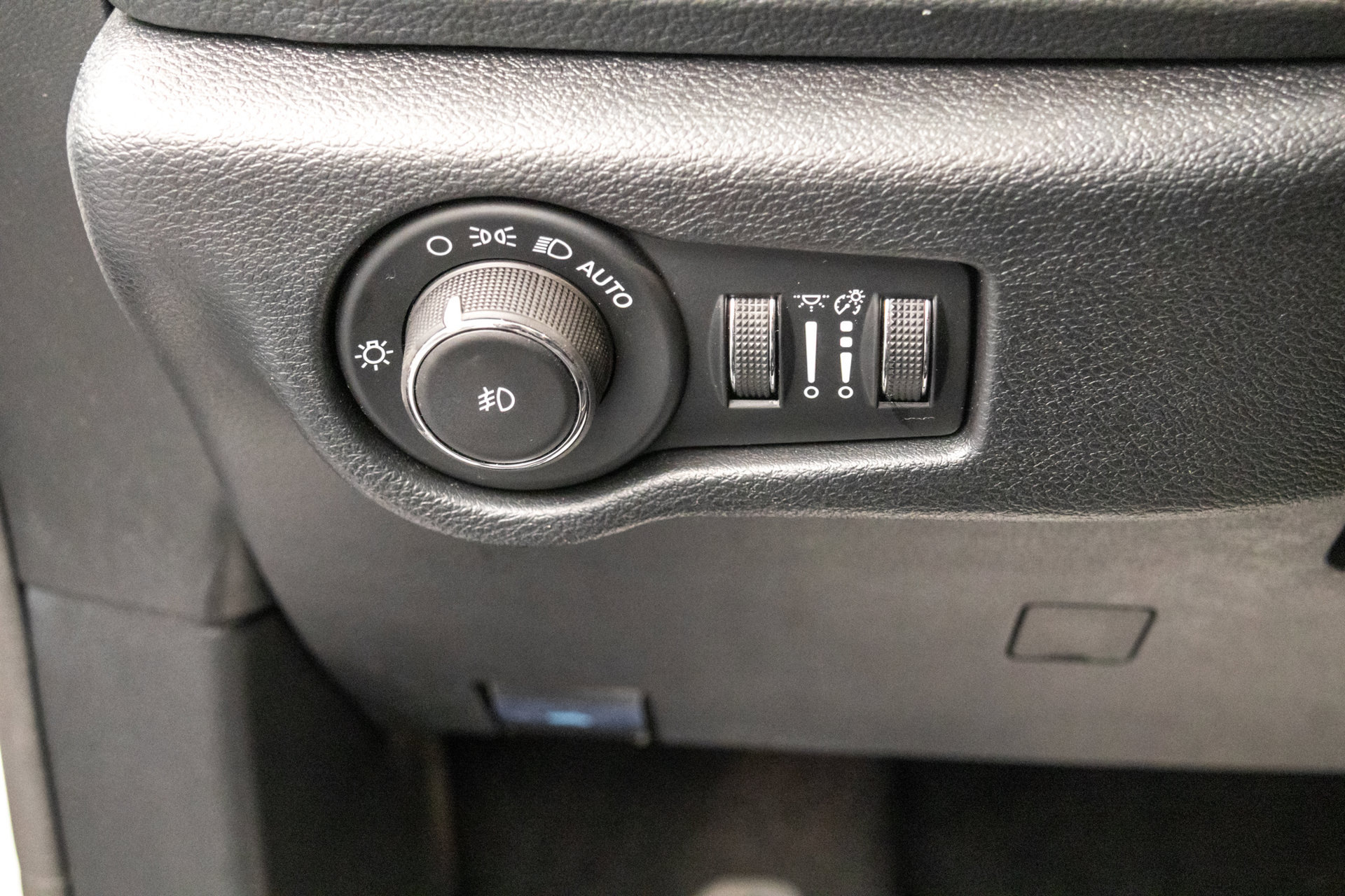 Used 2025 Chrysler Pacifica Limited FWD image 17