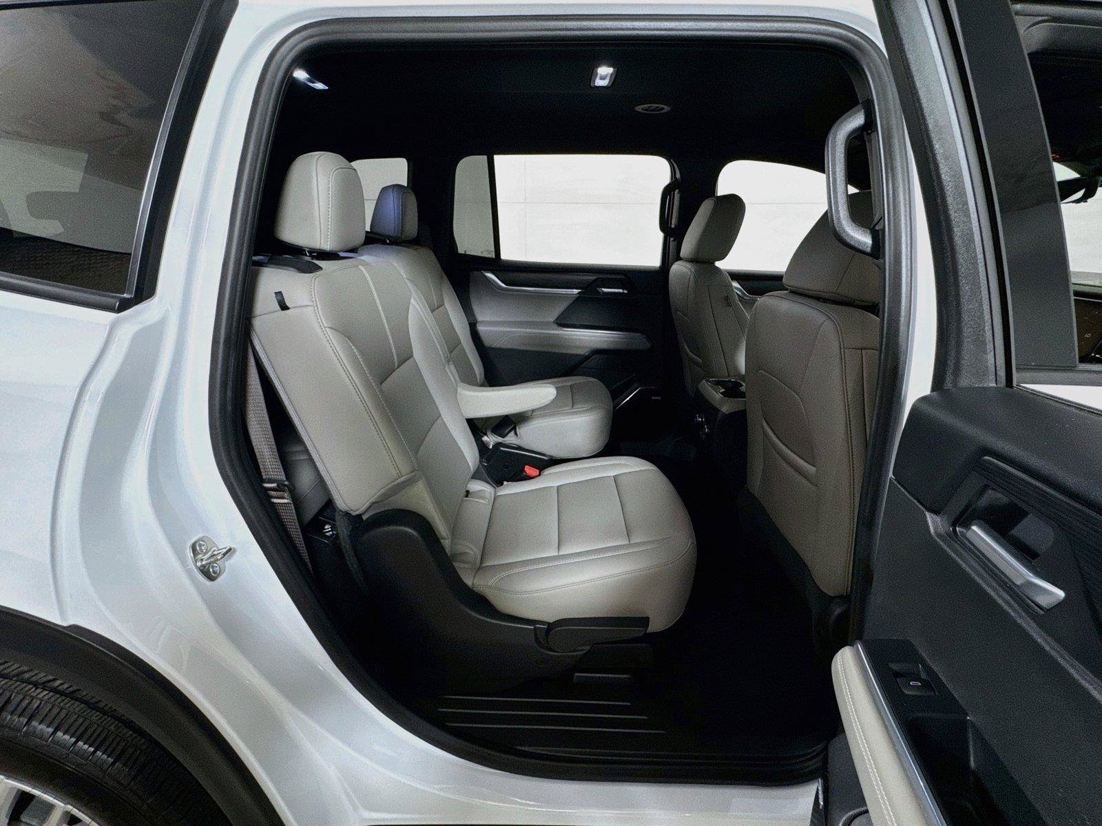 Used 2026 GMC Acadia Elevation w/ Elevation Premium Package FWD image 27