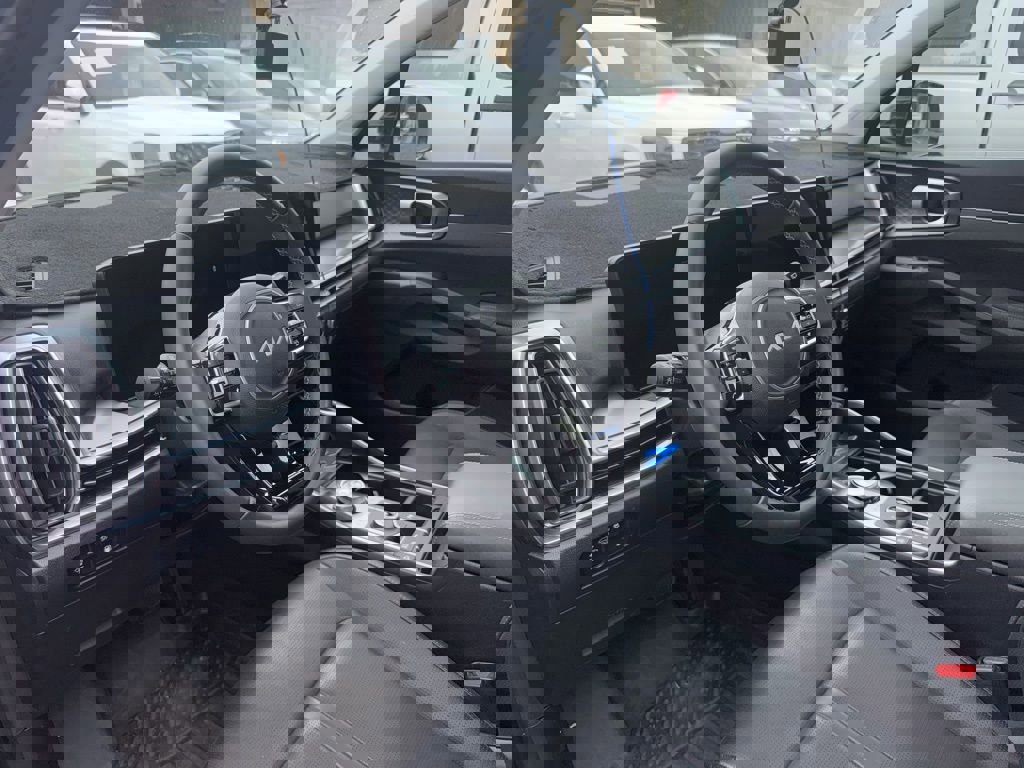 Used 2025 Kia Sorento EX w/ EX Panoramic Sunroof Package image 2