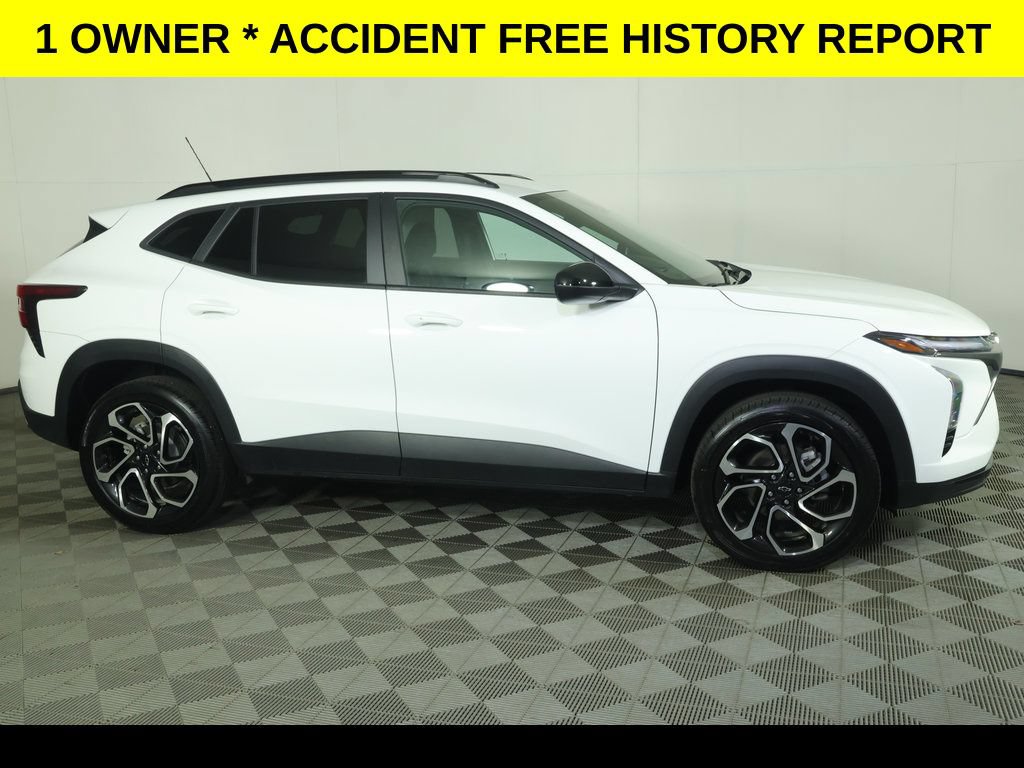 Used 2025 Chevrolet Trax RS w/ Driver Confidence Package FWD image 2