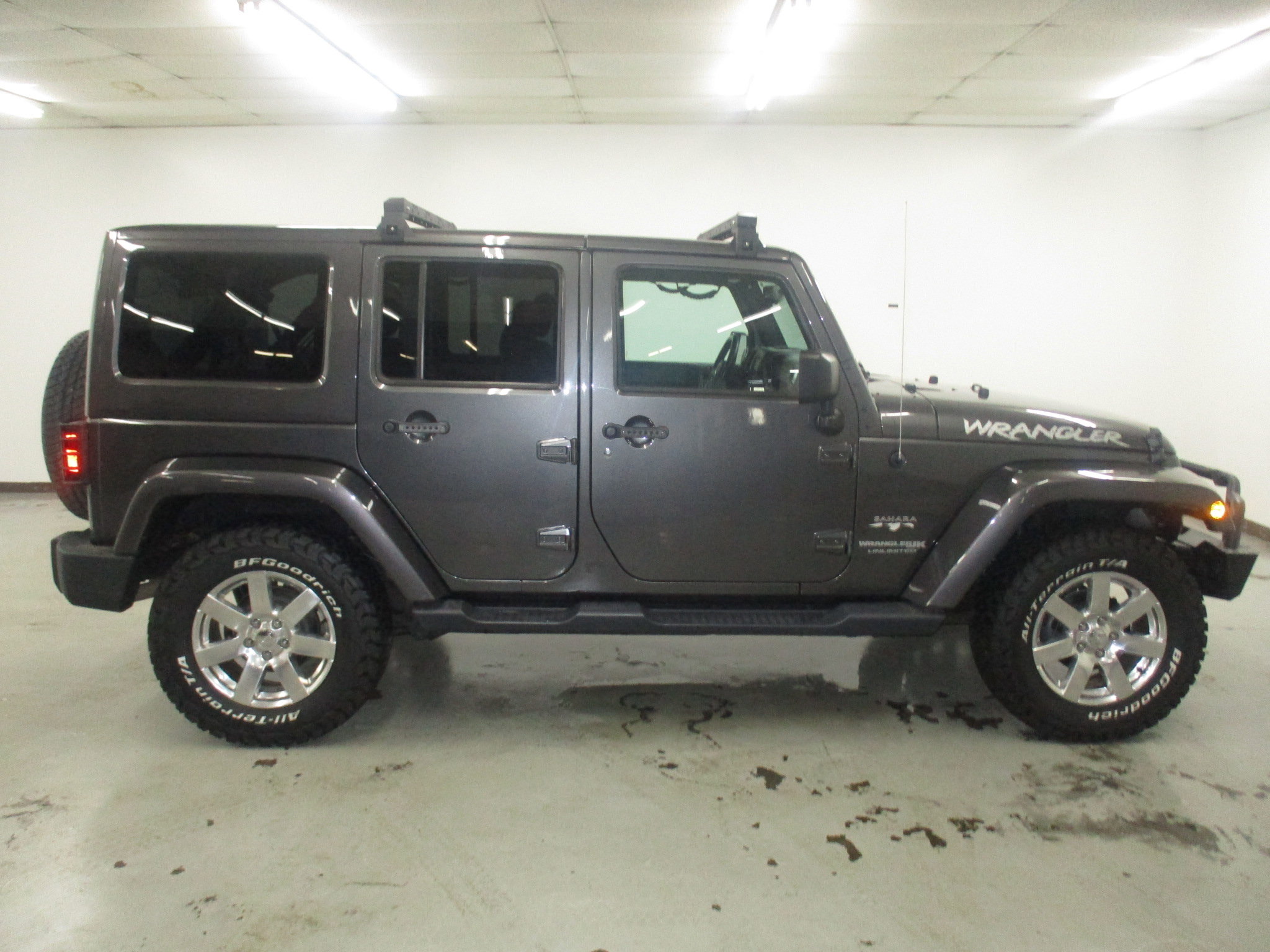 Used 2018 Jeep Wrangler Unlimited Sahara w/ Dual Top Group AWD/4WD image 9