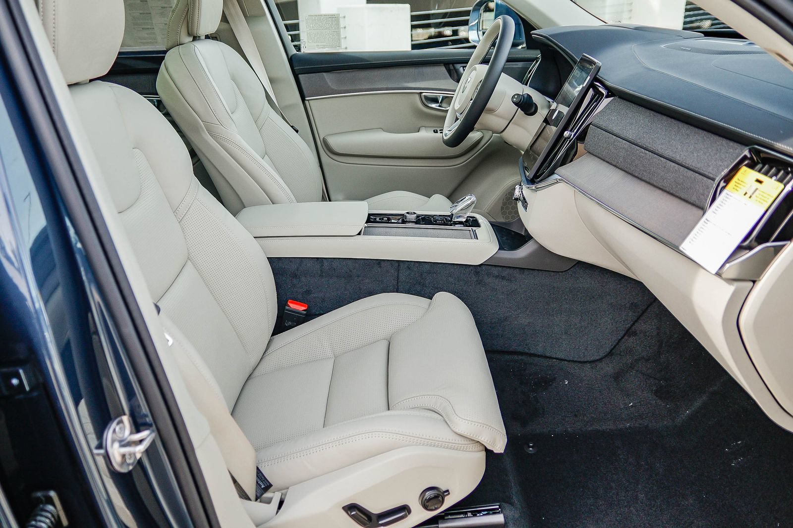 New 2026 Volvo XC90 T8 Ultra w/ Protection Package Premier AWD/4WD image 17