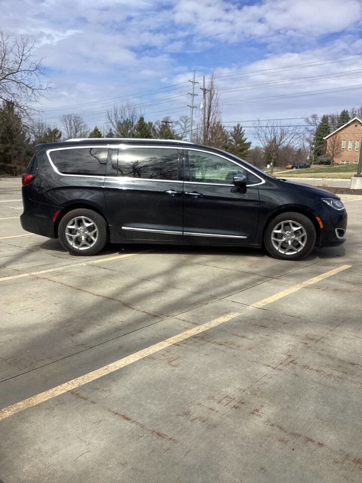 Used 2018 Chrysler Pacifica Limited image 7