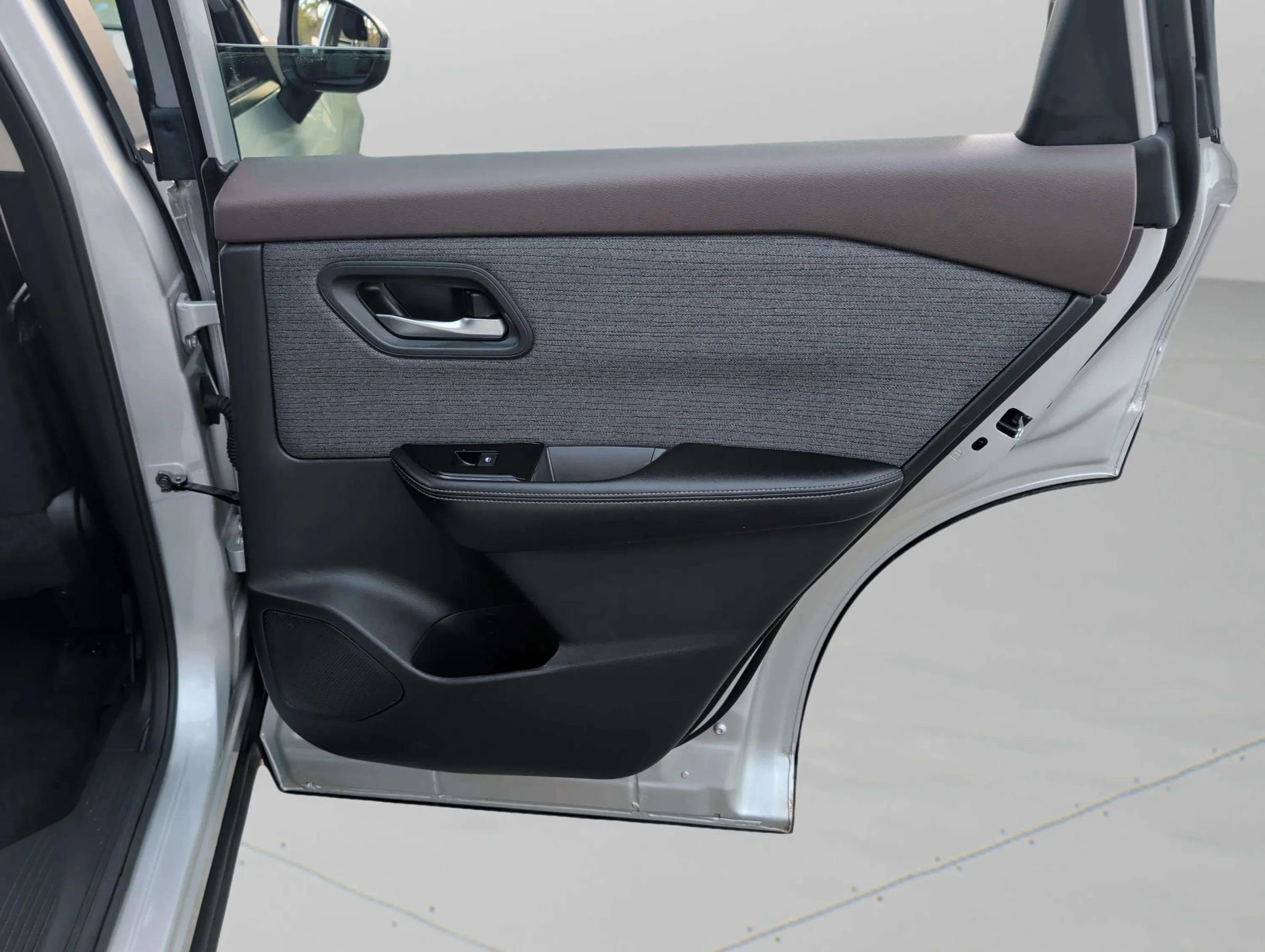 Used 2023 Nissan Rogue SV image 33