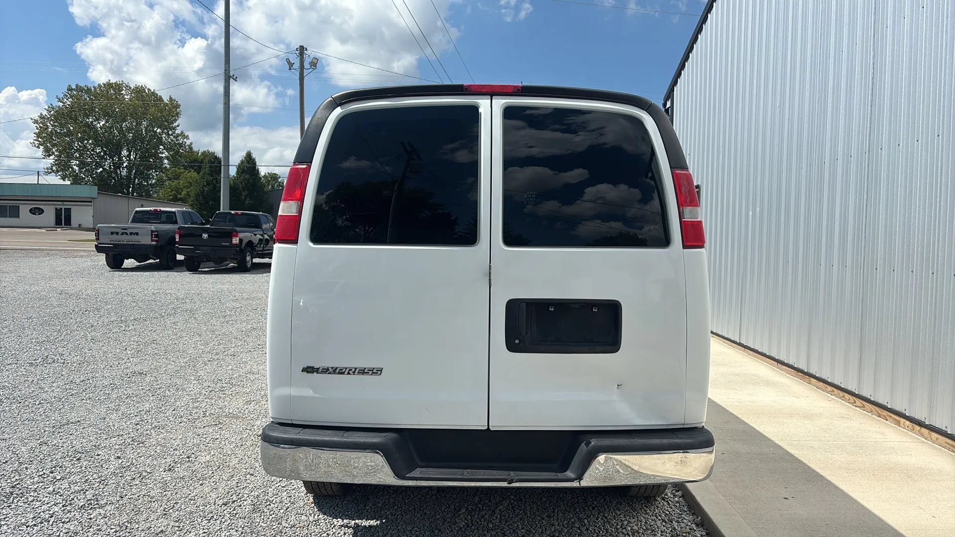 Used 2017 Chevrolet Express 2500 RWD image 4