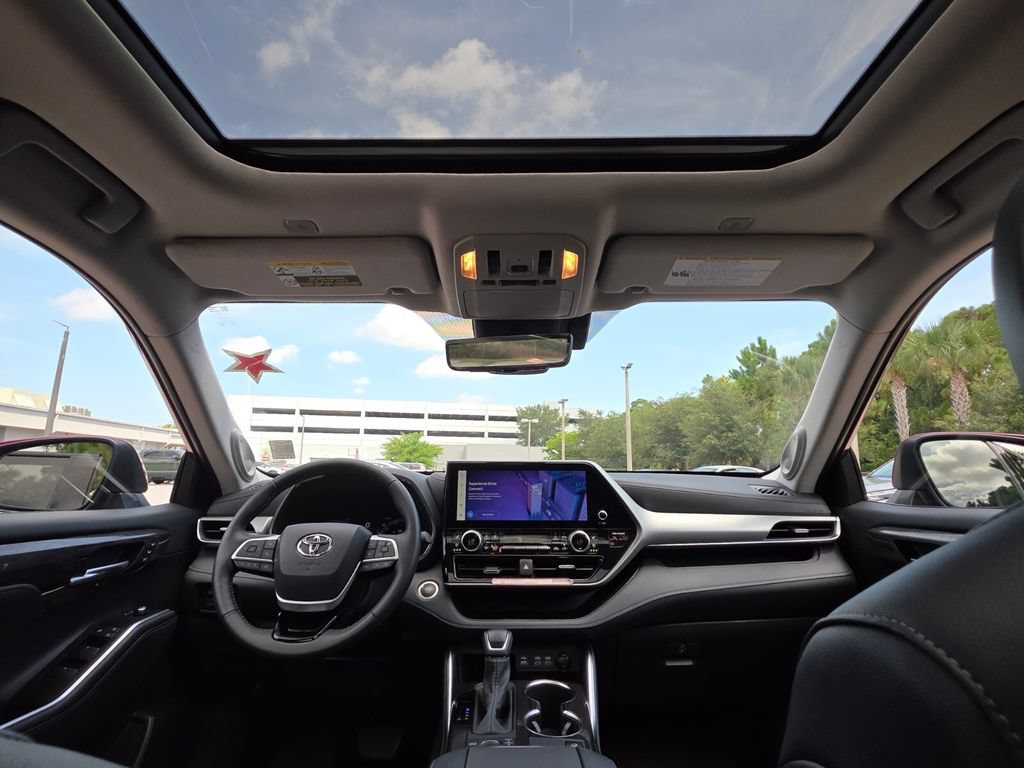 Used 2026 Toyota Highlander Platinum AWD/4WD image 4