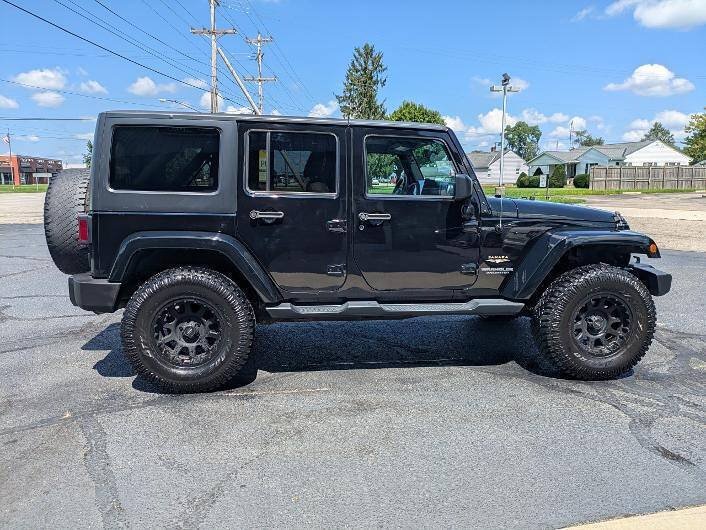 Used 2015 Jeep Wrangler Unlimited Sahara w/ Connectivity Group AWD/4WD image 5